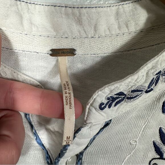 Free People Sundance Embroidered Henley Blouse Top Size Medium Bohemian Coastal - Picture 8 of 16